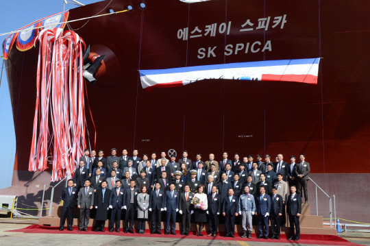 6일 경남 거제 삼성중공업 도크에서 열린 17만4000㎥ 급 국적 LNG 27호선 'SK 스피카'호 명명식에서 정승일 한국가스공사 사장 등 관계자들이 기념사진을 찍고 있다. <가스공사 제공>